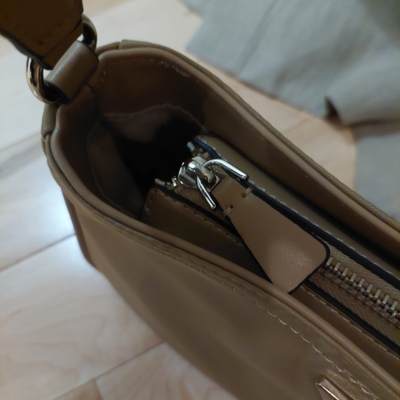 Guess Bag - Picture 2 of 8